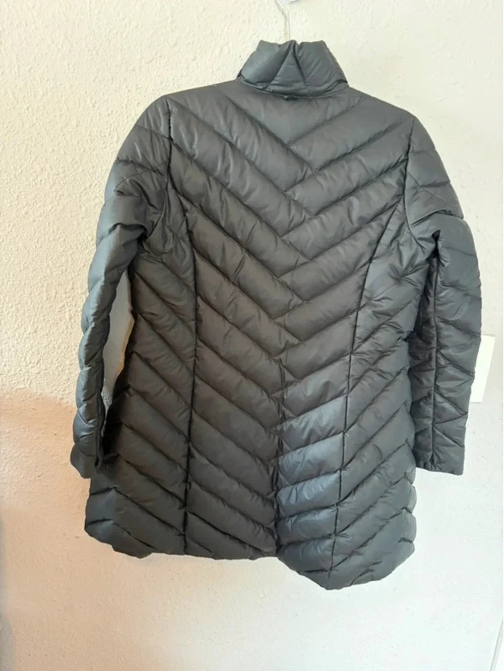 Patagonia women's puffer down coat black size S. Broken/missing zipper